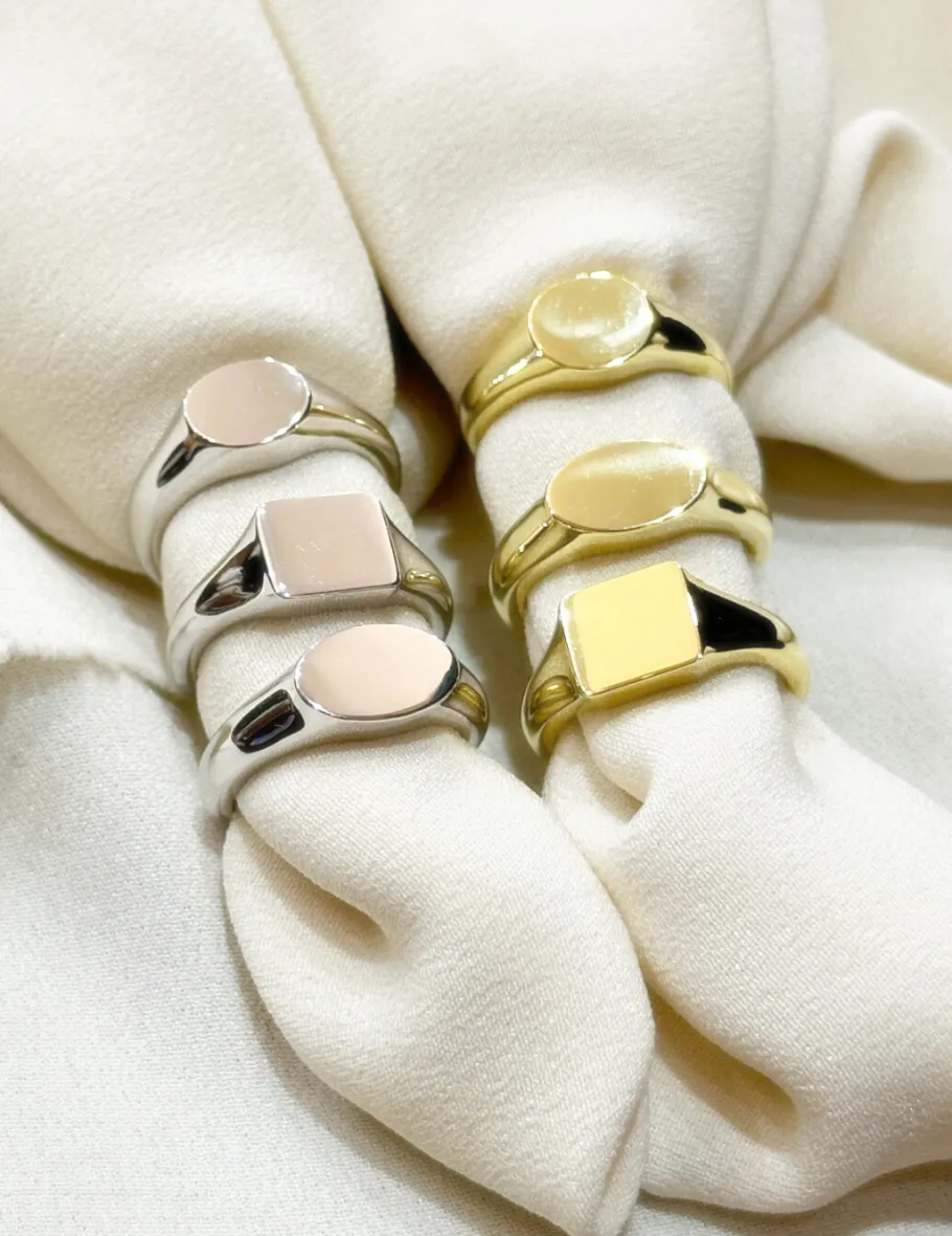 anello_mini_chevalier_ini_4.webp Crisafi Gioielli Anello Mini Chevalier Iniziale> Anelli